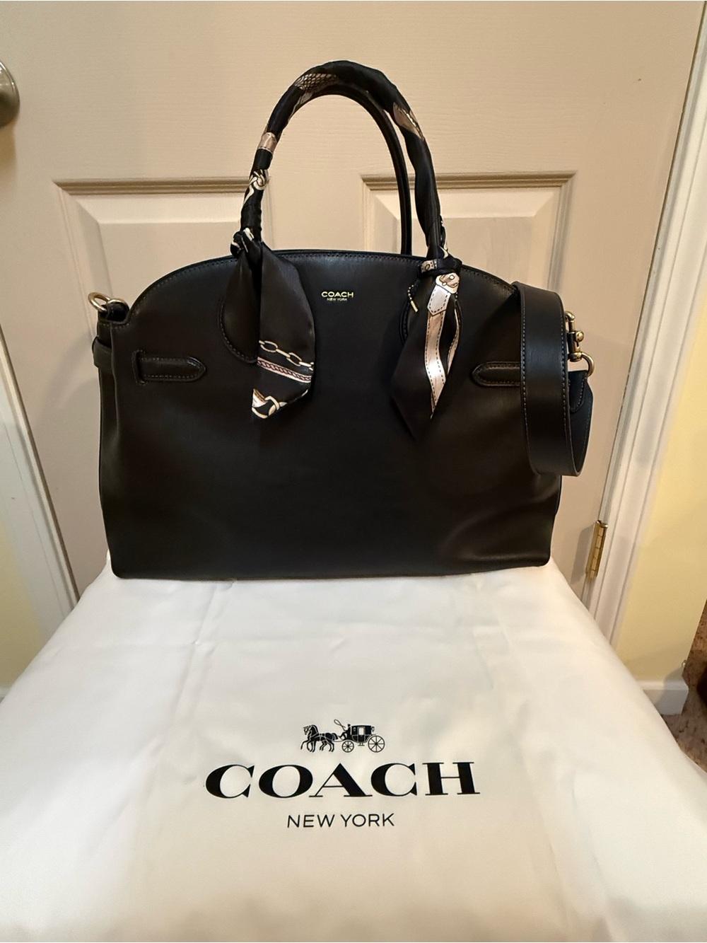 COACH Empire 40 - Picture 9 of 15
